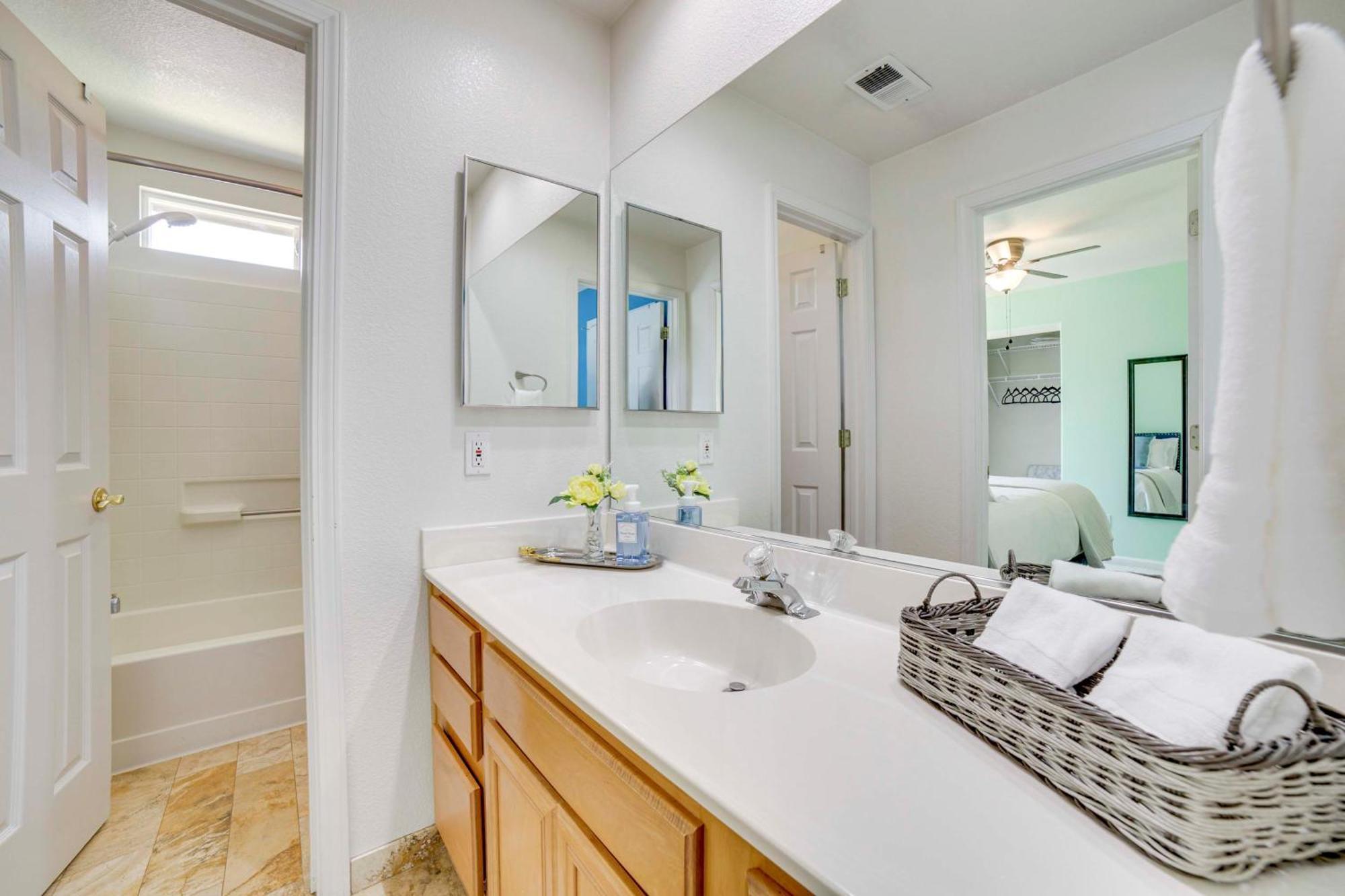 Spacious With Deck About 1 Mi To Downtown! *