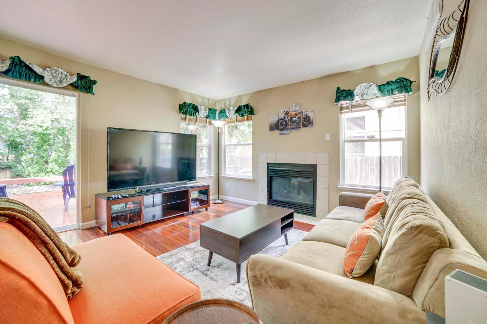 Spacious With Deck About 1 Mi To Downtown! Holiday home