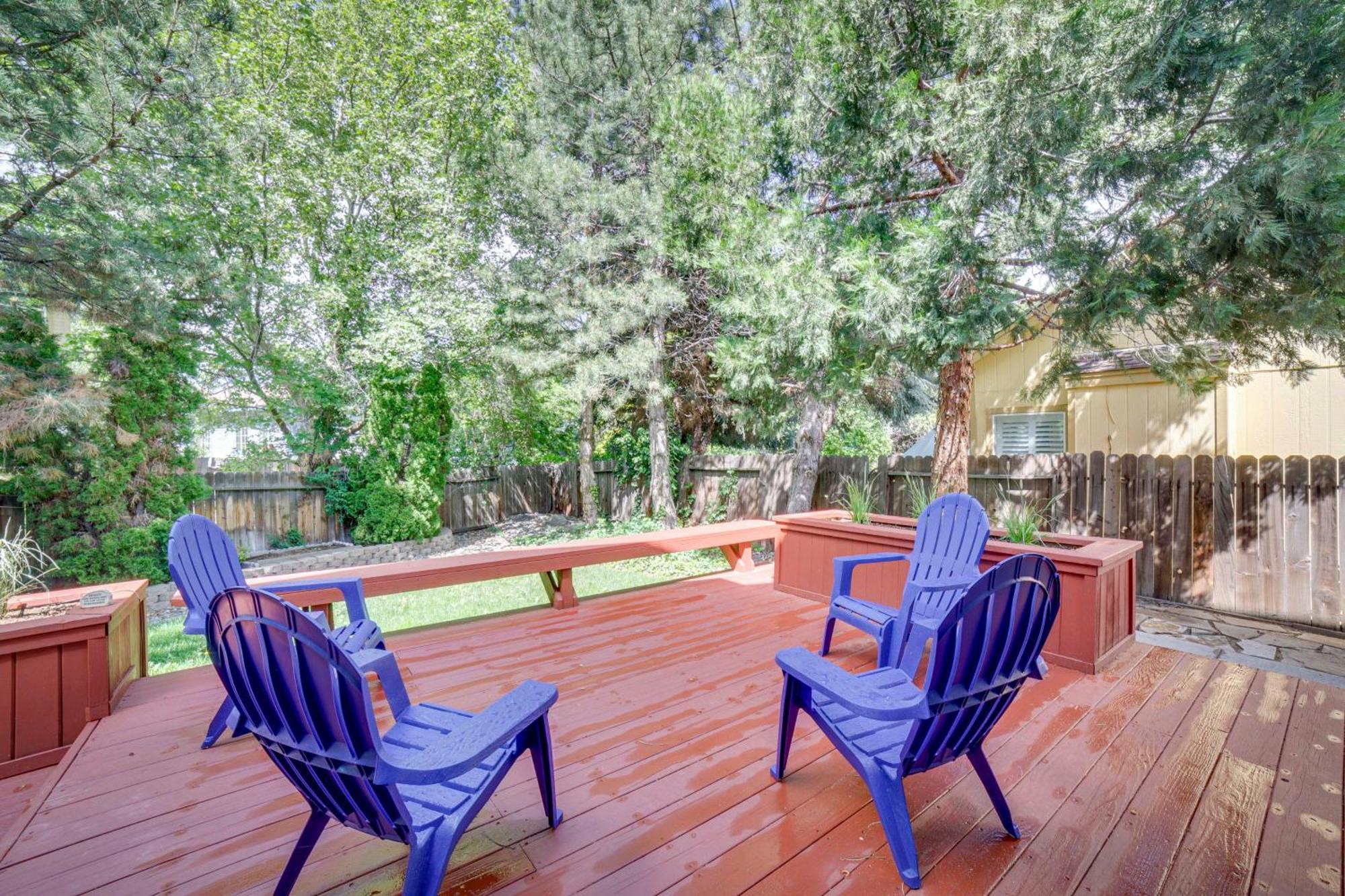 Holiday home Spacious With Deck About 1 Mi To Downtown!
